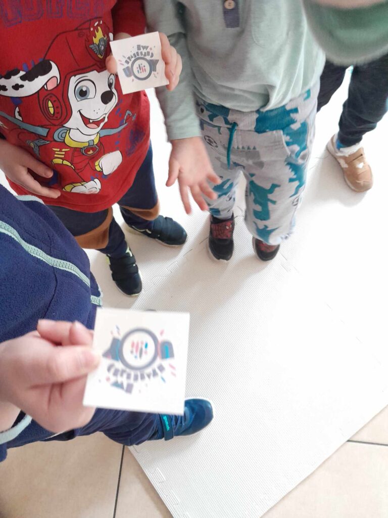 dzieci pokazują tatuaże, które dostały po zajęciach