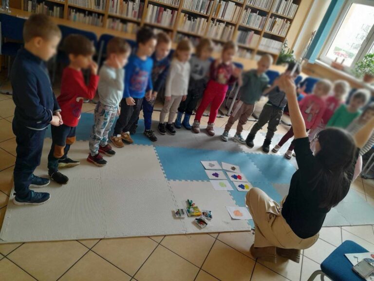 dzieci na zajęciach w bibliotece