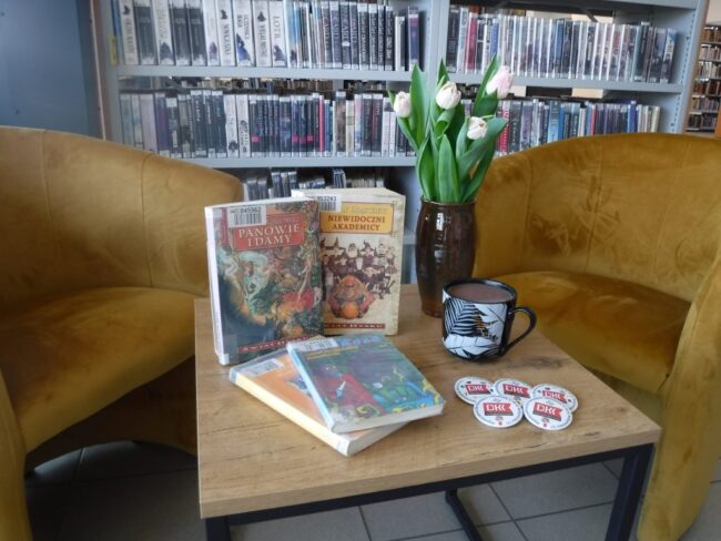 na stoliku są książki omawiane podczas spotkania
