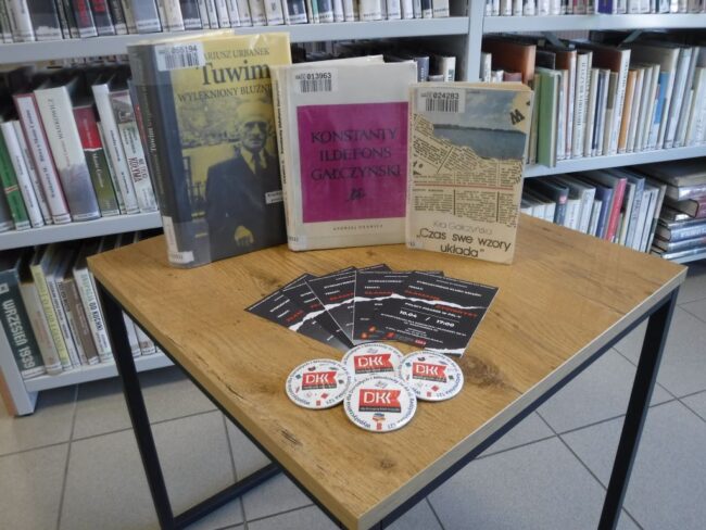 na stoliku książki omawiane podczas spotkania