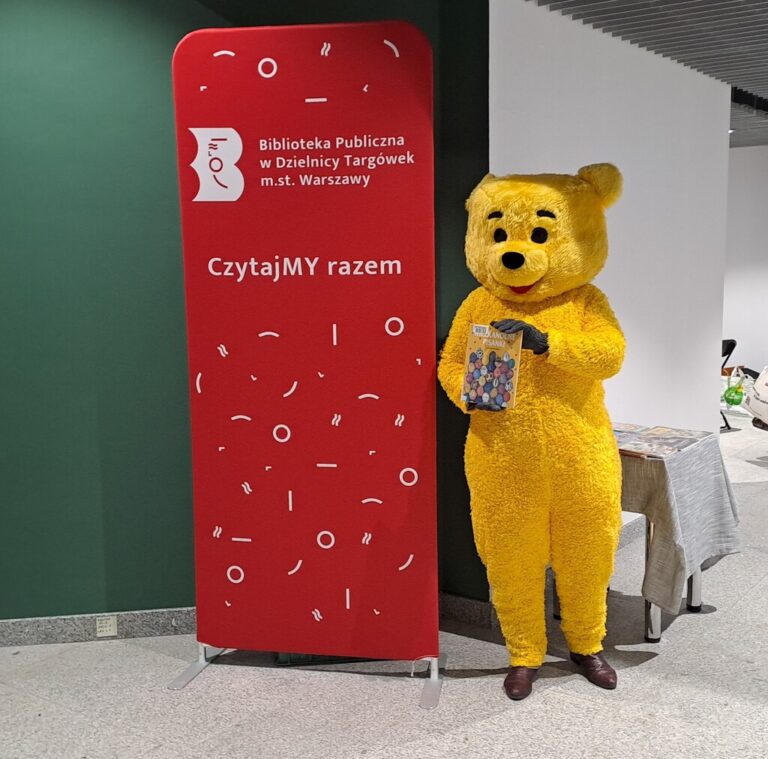 maskotka misia przy rollapie biblioteki