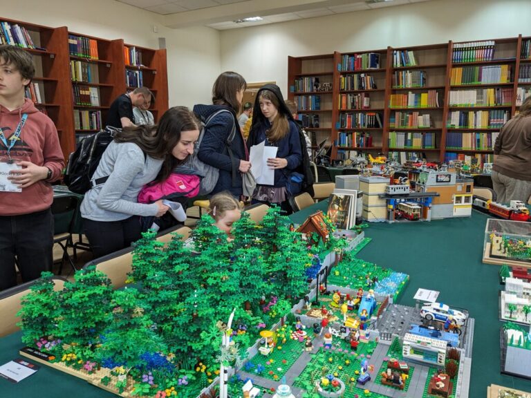 wystawa konstrukcji z klocków lego