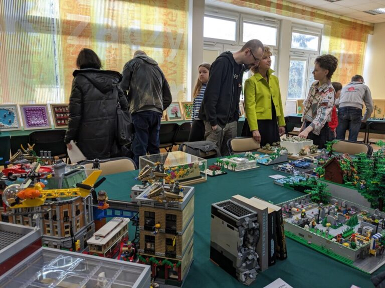 wystawa konstrukcji z klocków lego