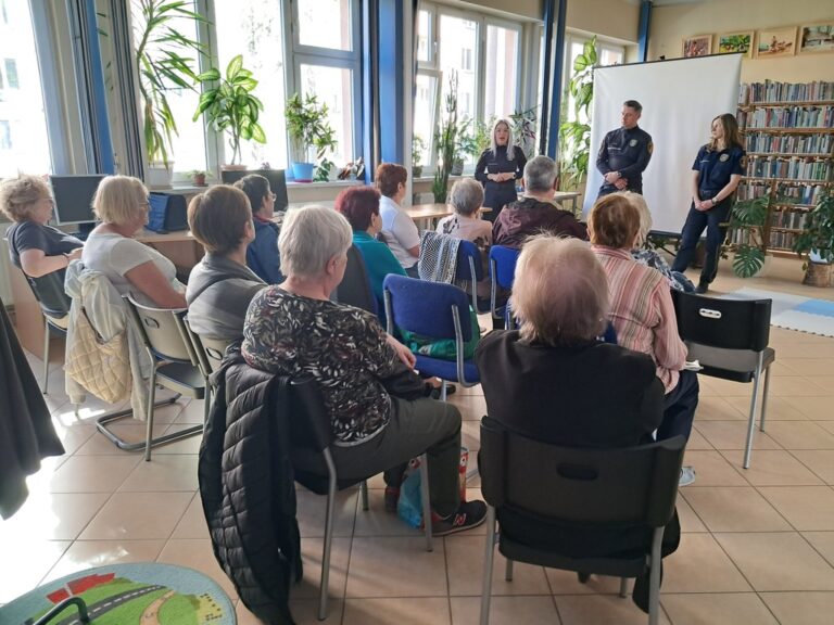 biblioteczne spotkanie edukacyjne ze strażą miejską