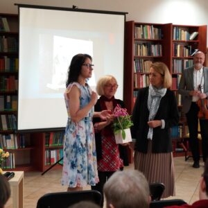 uroczysta inauguracja projektu; na zdjęciu wicedyrektorka biblioteki, wicedyrektorka XLVI Liceum ogólnokształcącego im. Stefana Czarnieckiego, Hanna Budzisz - wnuczka Janiny Englert