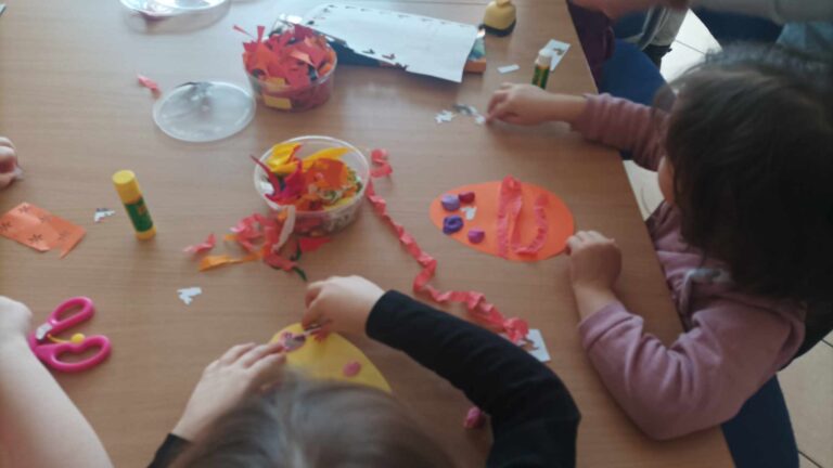 dzieci tworzą papierowe pisanki