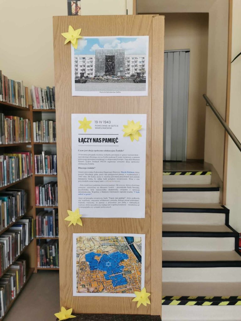 na regale kartka z informacjami o rocznicy powstania w getcie warszawskim