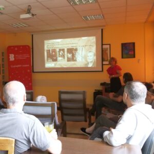 spotkanie w Środowiskowym Domu Samopomocy „Na Targówku”; biblioteczna animatorka kultury opowiada o Janinie Englert - patronce Czytelni Naukowej nr I