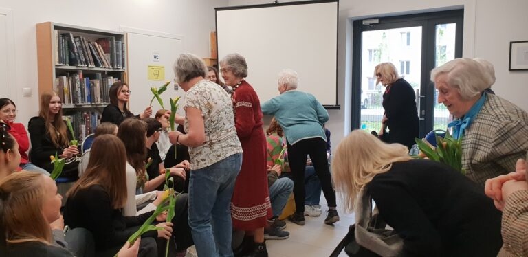 międzypokoleniowe spotkanie seniorów z młodzieżą w bibliotece