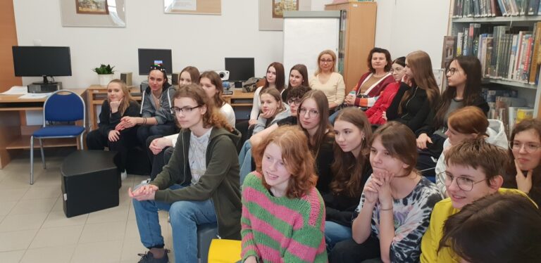 międzypokoleniowe spotkanie seniorów z młodzieżą w bibliotece