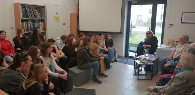 międzypokoleniowe spotkanie seniorów z młodzieżą w bibliotece
