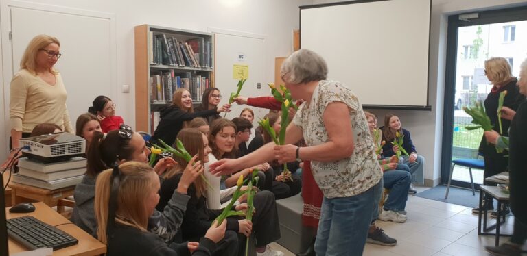 międzypokoleniowe spotkanie seniorów z młodzieżą w bibliotece