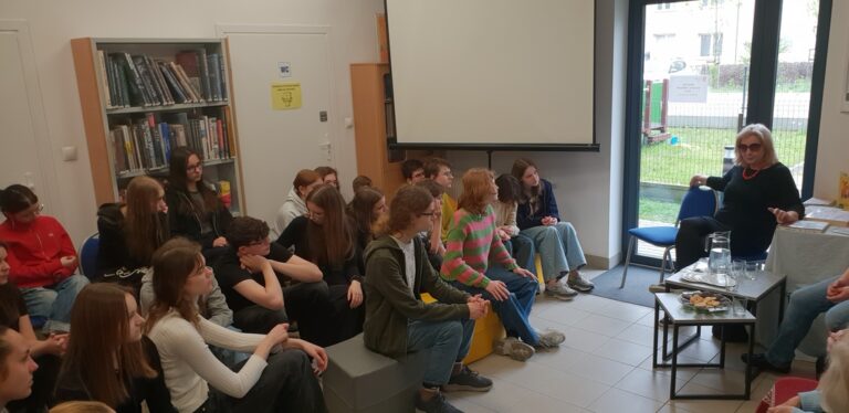międzypokoleniowe spotkanie seniorów z młodzieżą w bibliotece