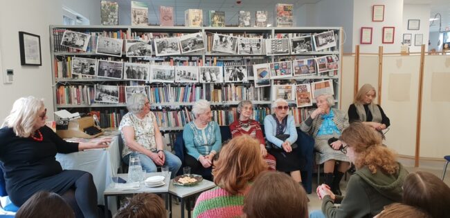 międzypokoleniowe spotkanie seniorów z młodzieżą w bibliotece