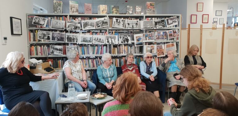 międzypokoleniowe spotkanie seniorów z młodzieżą w bibliotece