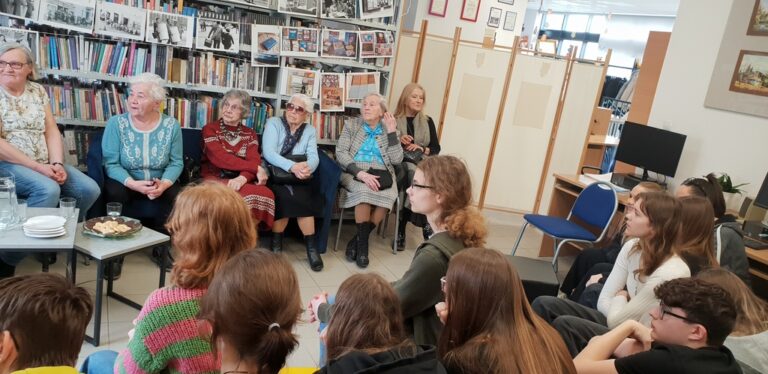 międzypokoleniowe spotkanie seniorów z młodzieżą w bibliotece