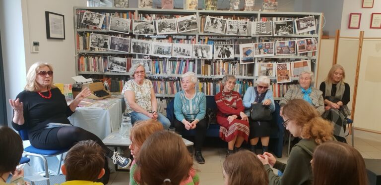 międzypokoleniowe spotkanie seniorów z młodzieżą w bibliotece