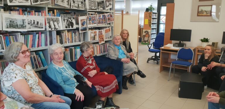 międzypokoleniowe spotkanie seniorów z młodzieżą w bibliotece