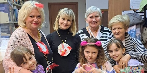 uśmiechnięci uczestnicy spotkania międzypokolenowego