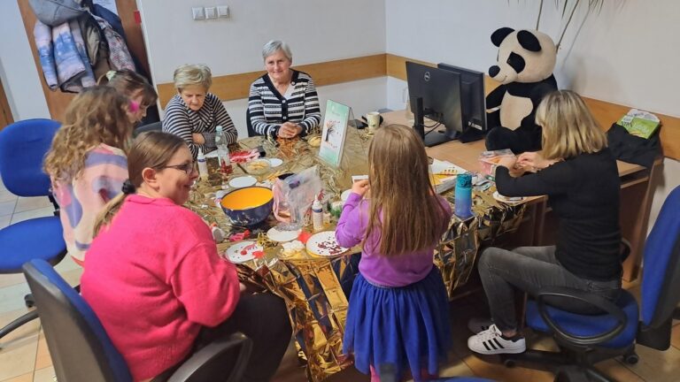 międzypokoleniowe spotkanie dzieci z seniorami