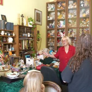 spotkanie z młodzieżą w domu Janiny Englert;; opowiada o niej jej wnuczka, Hanna Budzisz