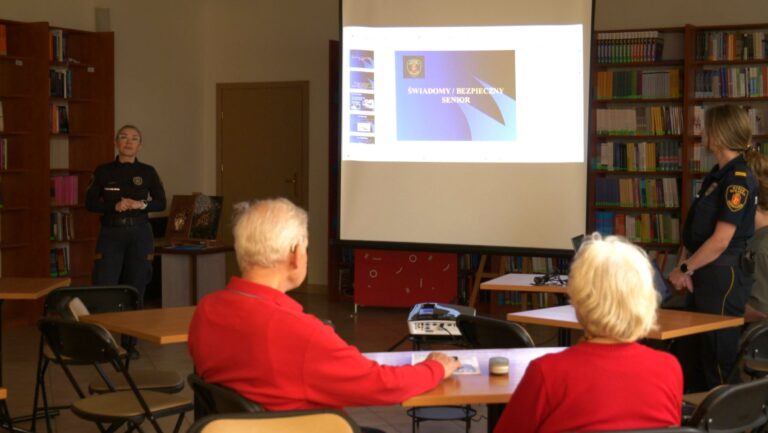 funkcjonariuszki straży miejskiej prowadzą spotkanie dla seniorów o bezpieczeństwie