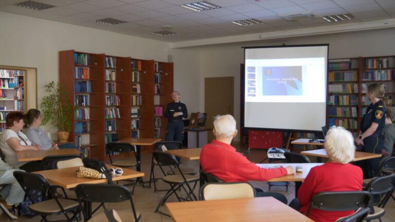 funkcjonariuszki straży miejskiej prowadzą spotkanie dla seniorów o bezpieczeństwie