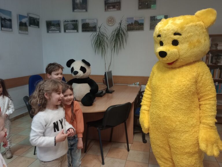dzieci z maskotką - misiem