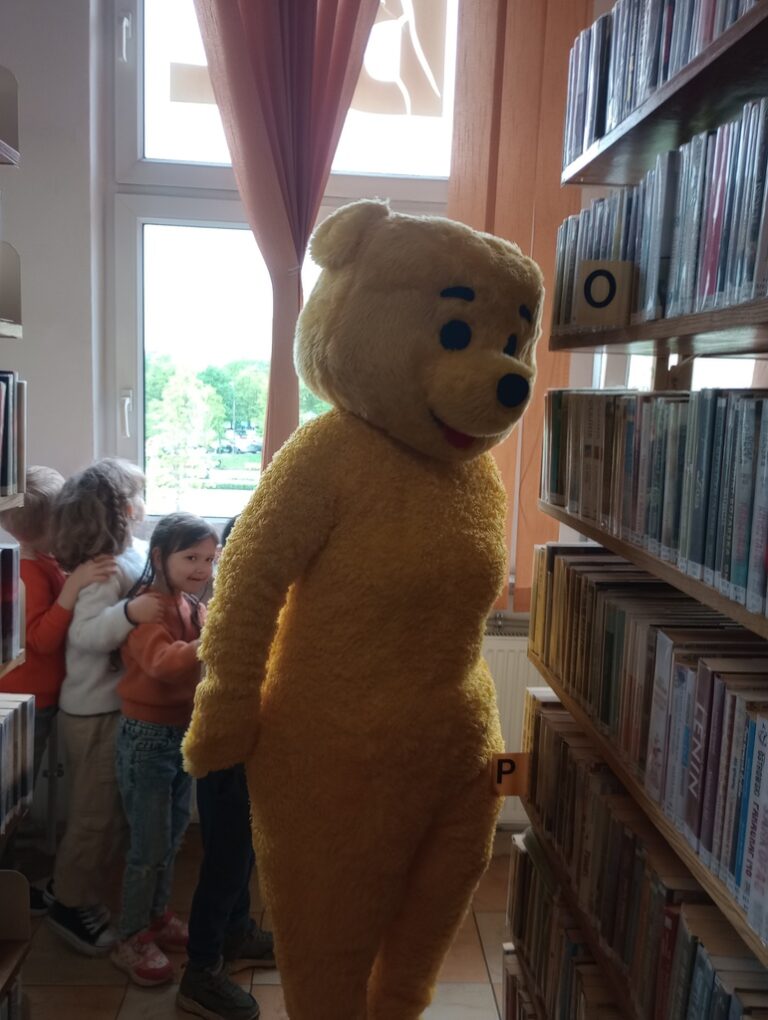dzieci z maskotką - misiem