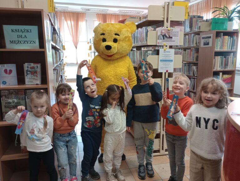dzieci z maskotką - misiem