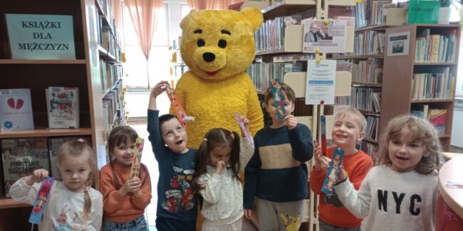 dzieci z maskotką - misiem