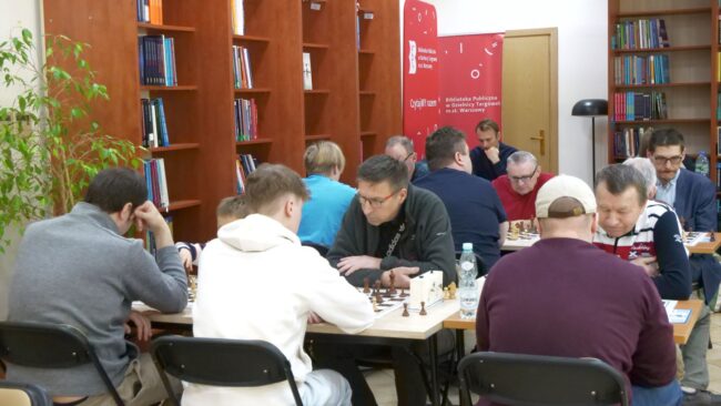 szachiści w czytelni