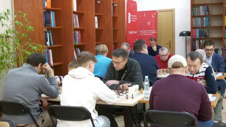 szachiści w czytelni