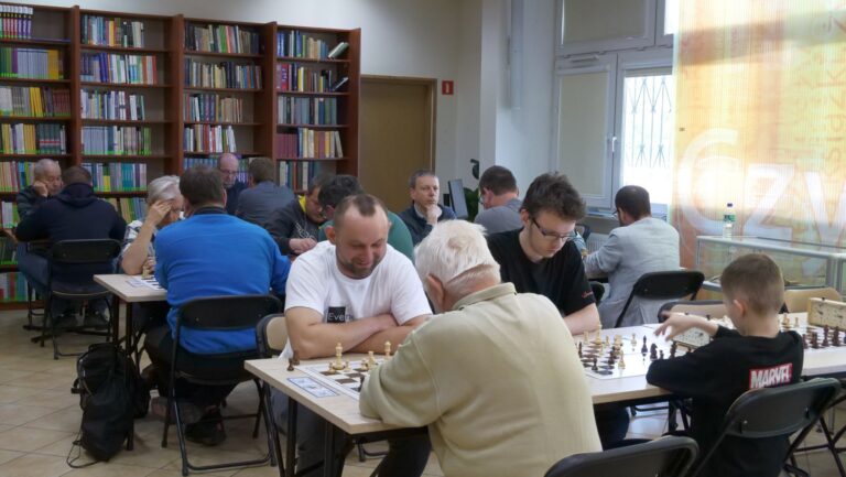 szachiści w czytelni
