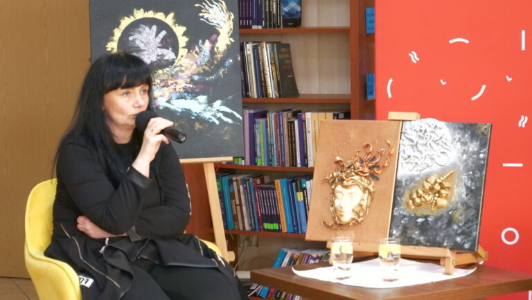 Małgorzata Stelmach rozmawia przy stoliku w kierowniczką czytelni