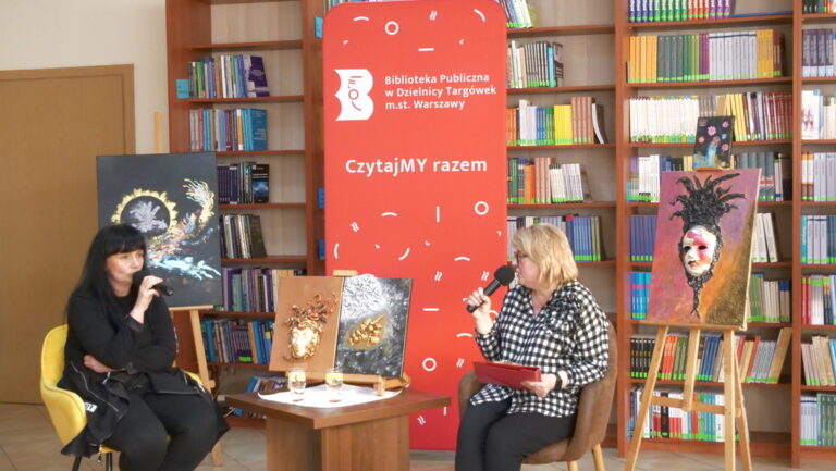 Małgorzata Stelmach rozmawia przy stoliku w kierowniczką czytelni