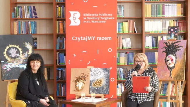 Małgorzata Stelmach rozmawia przy stoliku w kierowniczką czytelni