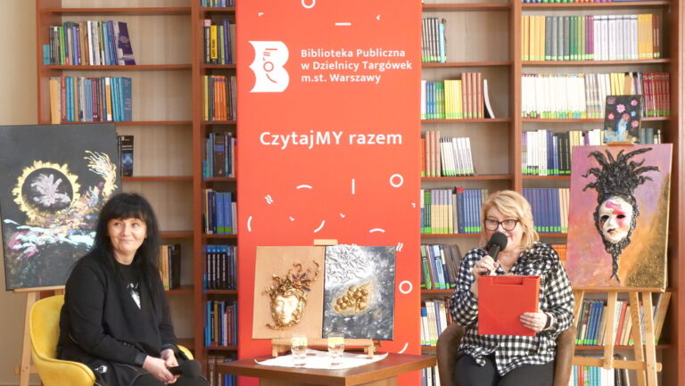 Małgorzata Stelmach rozmawia przy stoliku w kierowniczką czytelni