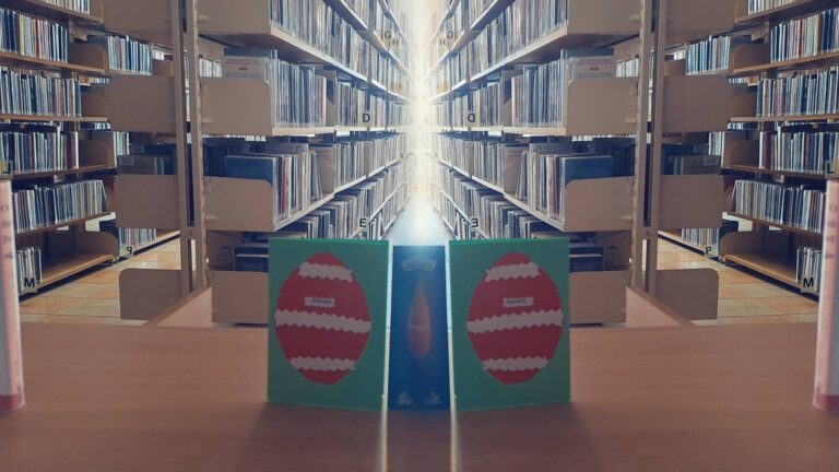 kartki wielkanocne na tle bibliotecznych regałów