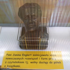 popiersie Janiny Englert w gablocie będącej częścią wystawy pamiątek