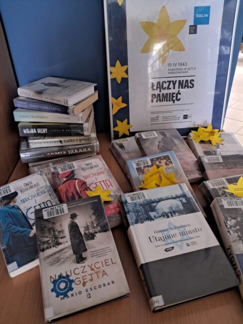 papierowe żonkile w bibliotece - symbol pamięci o powstaniu w getcie warszawskim