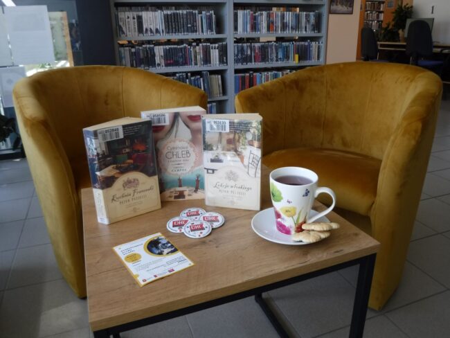 na stoliku książki i filiżanka