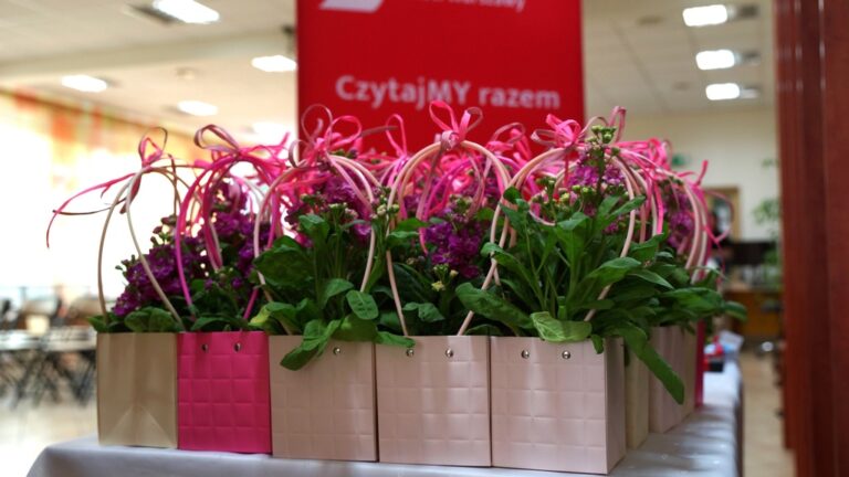 kwiatki i napis Czytajmy razem