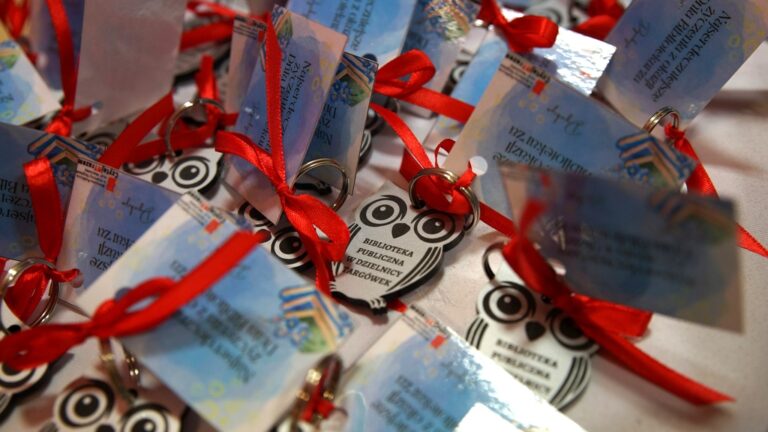 breloczek - sowa - z napisem Biblioteka Publiczna na Targówku