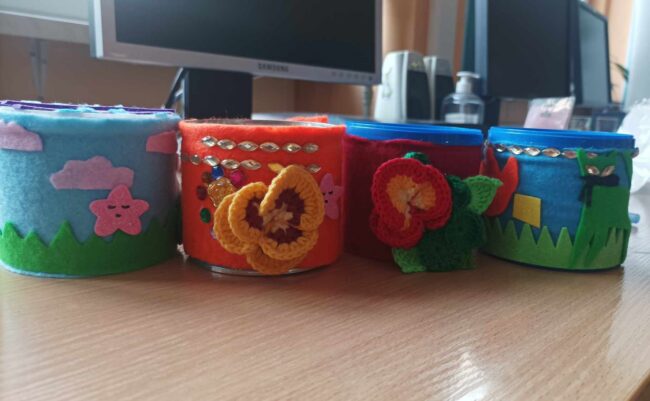 spotkanie sąsiedzkie w bibliotece połączone z warsztatami tworzenia ozdobnych pudełek na drobiazgi