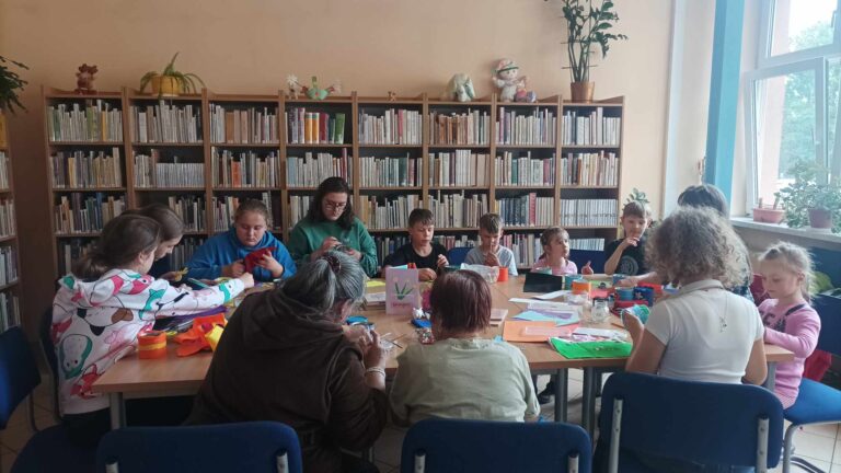 spotkanie sąsiedzkie w bibliotece połączone z warsztatami tworzenia ozdobnych pudełek na drobiazgi