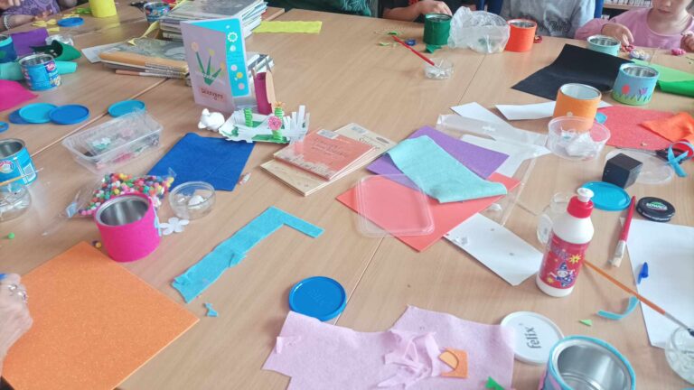 spotkanie sąsiedzkie w bibliotece połączone z warsztatami tworzenia ozdobnych pudełek na drobiazgi