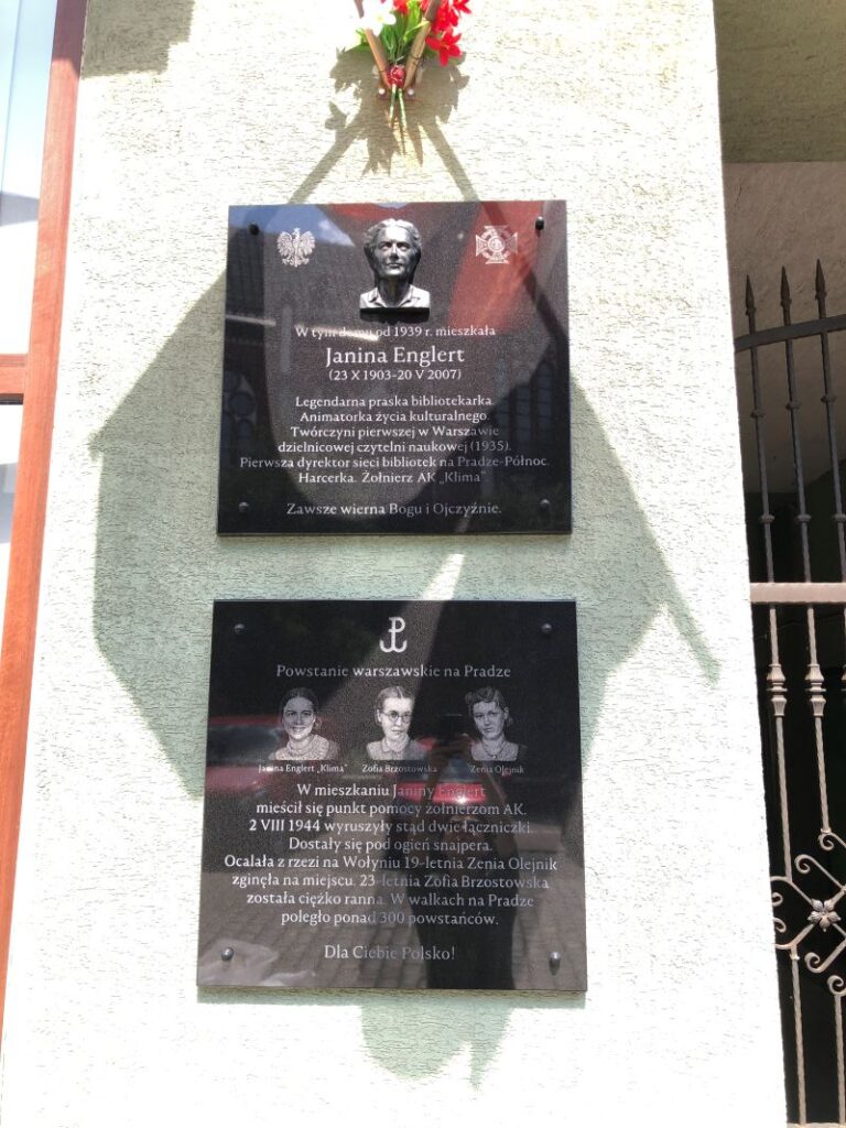 tablice pamiątkowe przy mieszkaniu Janiny Englert
