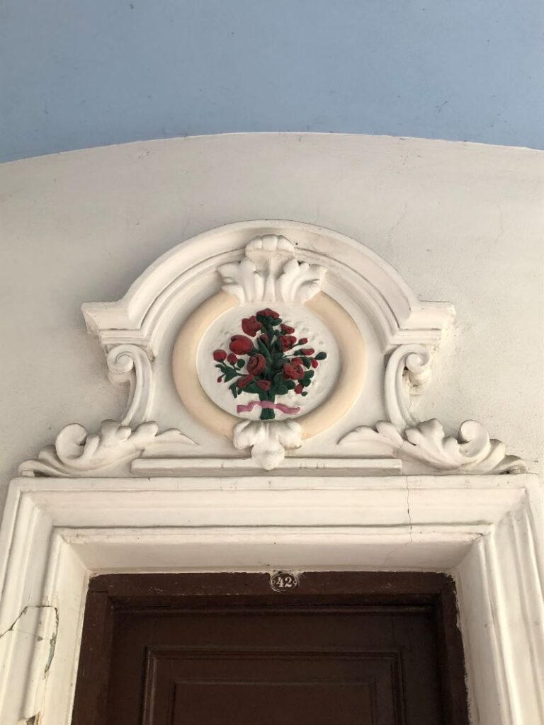 zdobienie budynku - kwiaty