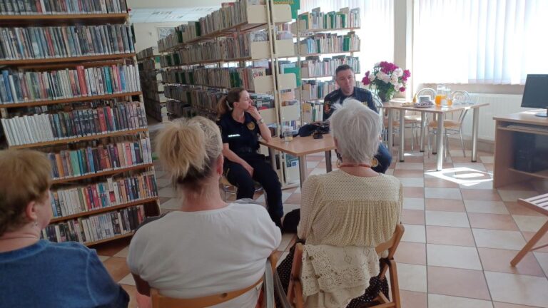 spotkanie seniorów w bibliotece z funkcjonariuszami Straży Miejskiej